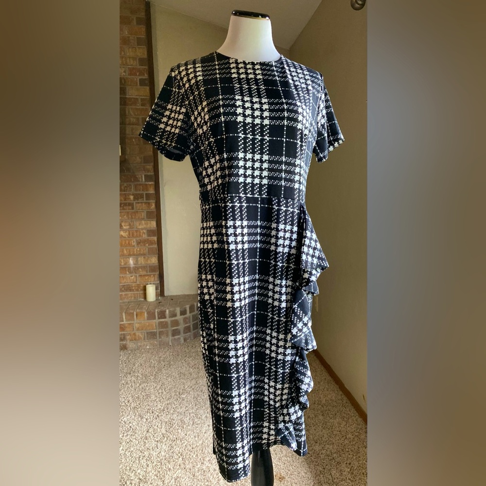 NWT Black and White Plaid Short Sleeve Ruffled Dress by Oxiulu fashion Size XL